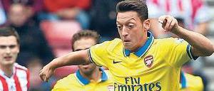 Überall anzutreffen. Nach seinem Debüt für den FC Arsenal gab es viel Lob für Mesut Özil. Der 24-Jährige zeigte, dass er die Ablöse von 50 Millionen Euro wert sein kann.
