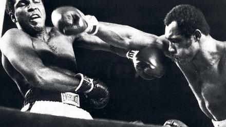 Eine rechte Gerade. Ken Norton trifft Mohammad Ali im dritten Kampf der beiden 1976. Offiziell gewann Ali, die Experten sahen aber Norton als den stärkeren Boxer. Foto: dpa