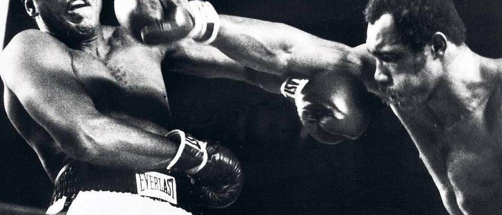 Eine rechte Gerade. Ken Norton trifft Mohammad Ali im dritten Kampf der beiden 1976. Offiziell gewann Ali, die Experten sahen aber Norton als den stärkeren Boxer. Foto: dpa
