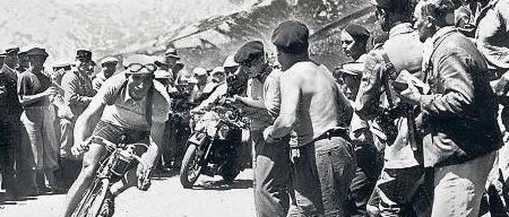 Der radelnde Mönch. Gino Bartali bei seinem ersten Tour-de-France-Sieg 1938, dem er später noch einen weiteren folgen ließ. Über seine Rolle im antifaschistischen Widerstand war bisher wenig bekannt. Nun wurde er als „Gerechter unter den Völkern“ ausgezeichnet.