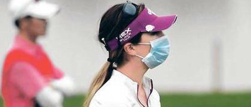 Vermummungsgebot. In Peking versucht sich Golfprofis wie Sandra Gal (l.) mit einer Atemschutzmasken zu schützen.