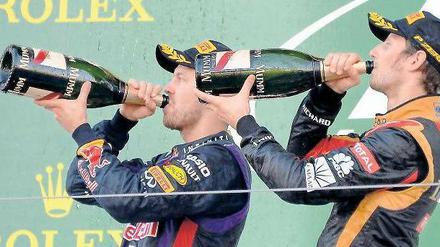 Die Posaunen von Suzuka. Sebastian Vettel (links) und Romain Grosjean erledigen schlückchenweise das Feierprotokoll. 