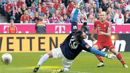 Arjen Robben bezwingt den Mainzer Torhüter zur wichtigen 2:1-Führung.