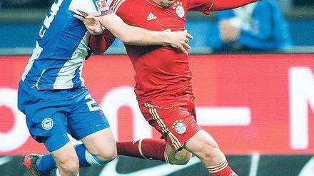 Die Bayern im Griff? Herthas Mittelfeldspieler Fanol Perdedaj zeigt an Franck Ribery, was die Berliner vorhaben.