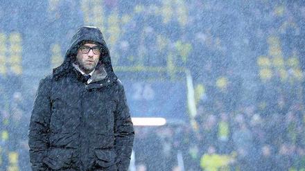 Englische Wetterlage in Dortmund. BVB-Trainer Jürgen Klopp stand bei seiner Rückkehr an die Seitenlinie gleich im Regen. Foto: dpa