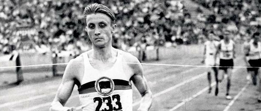 Erst kam er, dann nichts und dann die Konkurrenz. Harbig 1939 bei seinem Sieg über 800 Meter bei den Deutschen Meisterschaften im Berliner Olympiastadion. 