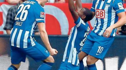 Es kann nicht nur einen geben. Herthas Mittelfeldspieler Schulz (l.) und Ben-Hatira (r.) sollen Stürmer Ramos beim Toreschießen und -bejubeln entlasten.
