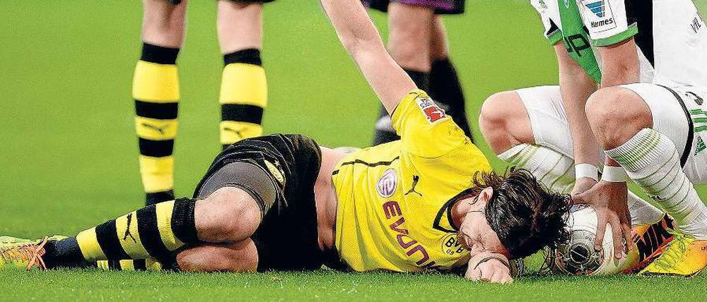Am Boden. Dortmunds Innenverteidiger Neven Subotic (lins) verletzte sich gegen den VfL Wolfsburg schwer.