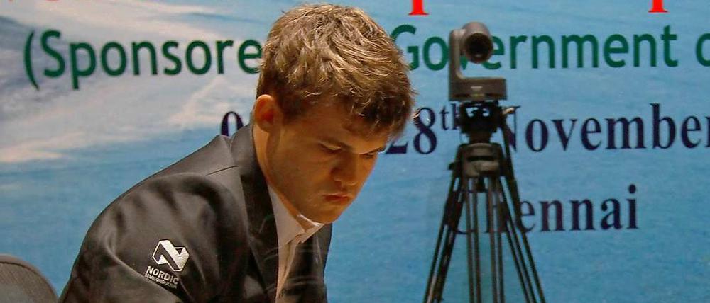 Magnus Carlsen hatte in der vierten WM-Partie viel zu notieren.