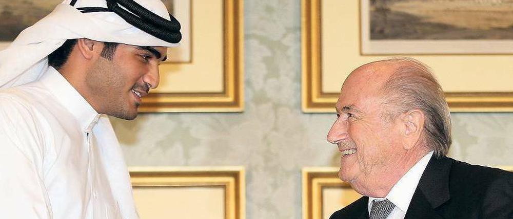 Hand drauf. Die Fußball-WM kommt 2022 nach Katar. Wie viele andere Sportfunktionäre besuchte Fifa-Präsident Joseph Blatter zuletzt den Wüstenstaat. 