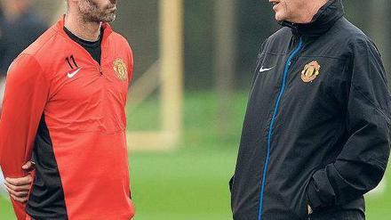 Kollegen unter sich. Manchester Uniteds Trainer David Moyes (r.) im Dialog mit seinem kickenden Co-Trainer Ryan Giggs. 