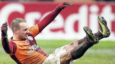 Matsch-Winner. Wesley Sneijder erzielte in der 85. Minute das entscheidende Tor für Galatasaray. Sonst hatte das Spiel aufgrund der Platzverhältnisse nur sehr wenig mit Fußball zu tun. Foto: dpa
