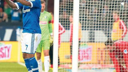 Ein Hüpfer zum 2:0. Jefferson Farfán erzielt Schalkes zweites Tor vom Elfmeterpunkt. Ein Freiburger Eigentor hatte Schalke in Führung gebracht. Aus dem Spiel heraus kamen beide Teams kaum zu Chancen. Foto: dpa