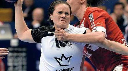 Bis hierhin und nicht weiter. Deutschlands Handballerinnen um Anna Loerper (am Ball) verabschiedeten sich im Viertelfinale. Dänemark war in der Schlussphase einfach cleverer. Foto: dpa
