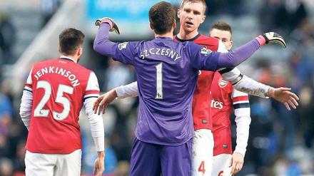 Geschafft. Per Mertesacker (r.) bejubelt den 1:0-Sieg mit Arsenal in Newcastle. Foto: AFP