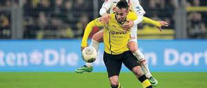 Bremsklops. Dortmunds Pierre-Emerick Aubameyang wird von Augsburgs Tobias Werner geschickt verlangsamt.