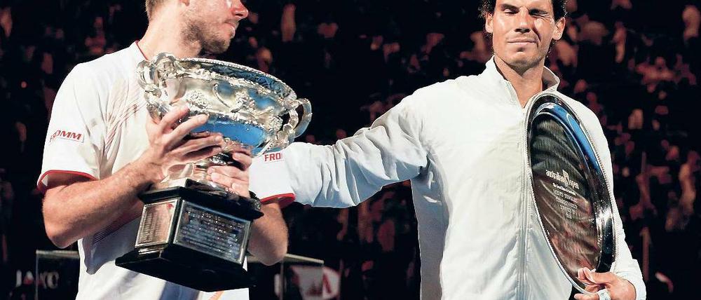 Trophäen und Tränen. Stanislas Wawrinka (links) zeigte Mitgefühl mit seinem unterlegenen Kontrahenten Rafael Nadal. Foto: Reuters