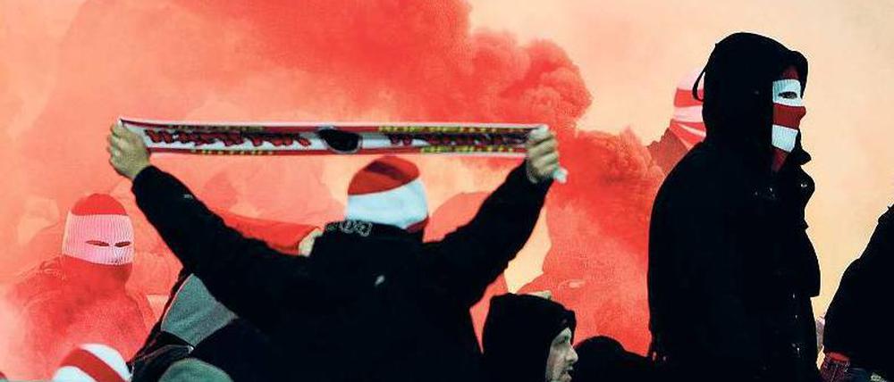 Benebelt in Schweden. Fans des 1. FC Union zündelten in Stockholm. Foto: dpa