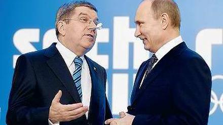Bach (links) und Putin. Foto: AFP