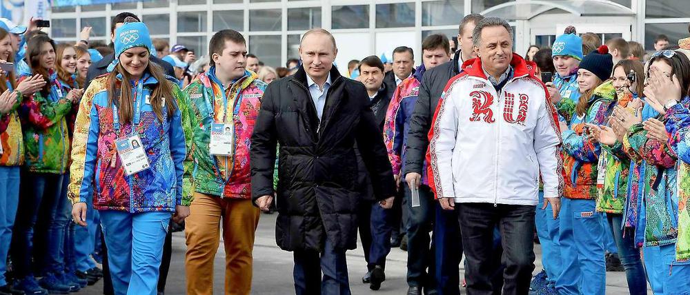Der Meister und sein Werk. Wladimir Putin ließ sich am Mittwoch an der Seite von Stabhochspringerin Jelena Issinbajewa (l.) und Sportminister Witali Mutko durch das Olympische Dorf führen – ihm gefiel, was er sah. 