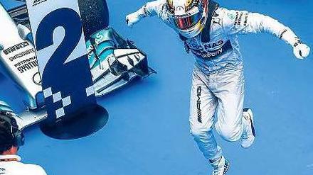 Die Hürde Malaysia locker übersprungen. Lewis Hamilton feiert seinen Triumph im zweiten Rennen der Saison. Foto: dpa