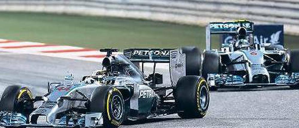 Der Engländer fährt voraus, der Deutsche hinterher. Wie schon in Sepang war auch das Rennen in Bahrain vom teaminternen Mercedes-Duell geprägt. Lewis Hamilton gewann es wieder vor Nico Rosberg.