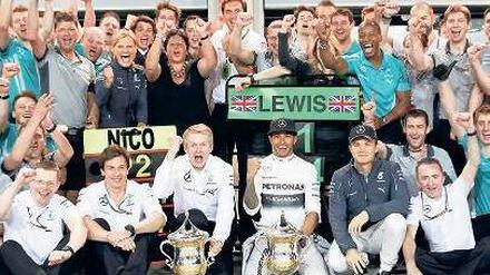 Piep, piep, piep, wir haben uns alles ganz lieb. Alle freuen sie sich bei Mercedes nach dem zweiten Doppelsieg der noch jungen Saison in der Formel 1. Der Nico und der Lewis natürlich ganz besonders. 