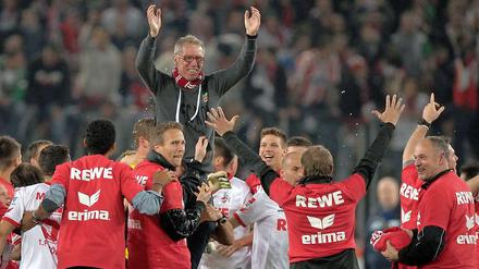 Er hat es geschultert. Kölns Trainer Peter Stöger lässt sich feiern. 