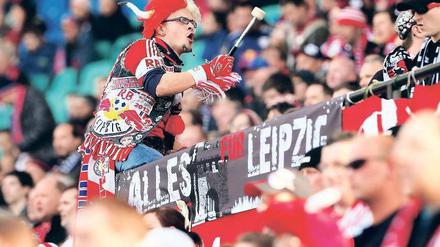 Im Takt der Messestadt. Einige Fans tragen Fanartikel und singen Sprechchöre, die Leipzig huldigen und nicht dem Sponsor.