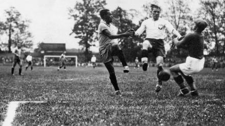 Noch mit Schuh: Leonidas (links) schießt gegen Polen bei der WM 1938 eines seiner zwei Tore in der Verlängerung für die Brasilianer, die am Ende 6:5 gewinnen.