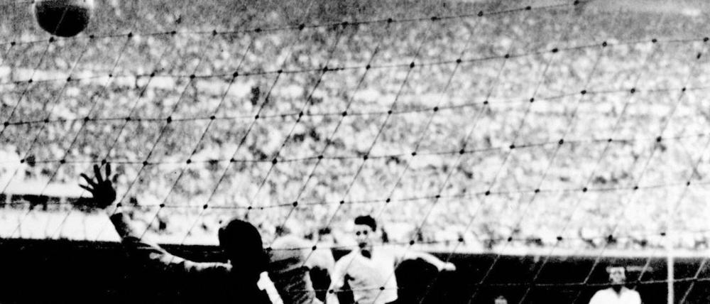 Der Anfang vom Ende für Brasilen. Schiaffino schießt das erste Tor für Uruguay im letzten Endrundenspiel 1950. 