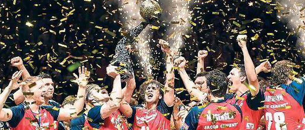 Das flenst: Die Handballer der SG Flensburg-Handewitt feiern nach ihrem Sieg im Finale der Champions League gegen den Deutschen Meister aus Kiel.