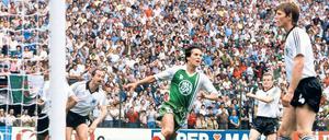 Ich dreh’ ab. Rabah Madjer (Bildmitte) trifft beim 2:1-Sieg der Algerier gegen die Deutschen bei der WM 1982. 