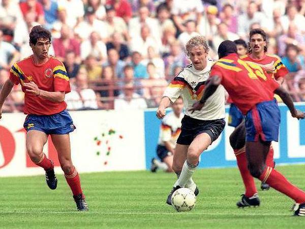 Tragisches Ende. Escobar (links) im Spiel gegen die deutsche Nationalmannschaft, in der Rudi Völler damals noch kickte.