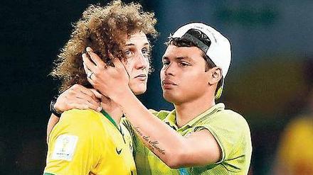 Geteiltes Leid. Brasiliens Abwehrchef Thiago Silva, im Halbfinale gesperrt, tröstet Kollege David Luiz (links).Foto: AFP