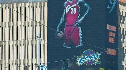 Homecoming. Kaum hatte Basketballstar James seinen Abschied von den Miami Heat und die Rückkehr zu den Cavaliers verkündet, feierte Cleveland mit Plakaten.