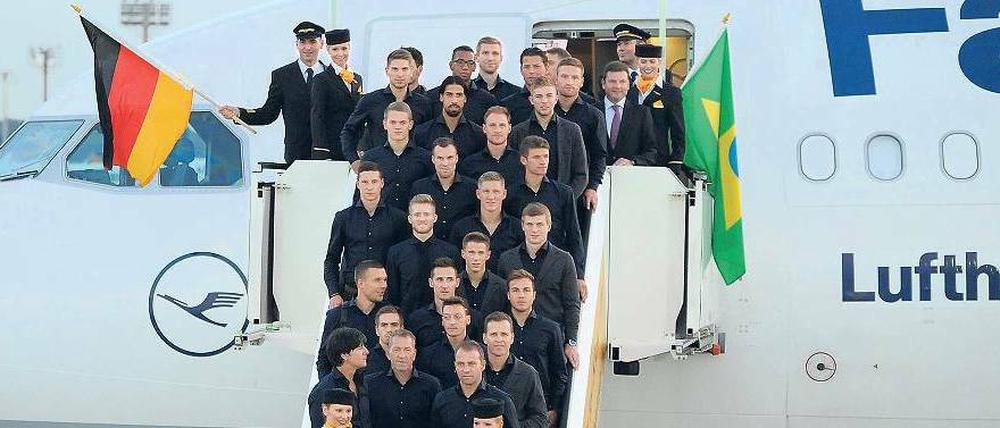 Da war noch alles offen. Vor ihrem Abflug nach Brasilien am 7. Juni stellte sich die Nationalelf am Frankfurter Rhein-Main-Flughafen zum Gruppenfoto auf. Foto: Imago