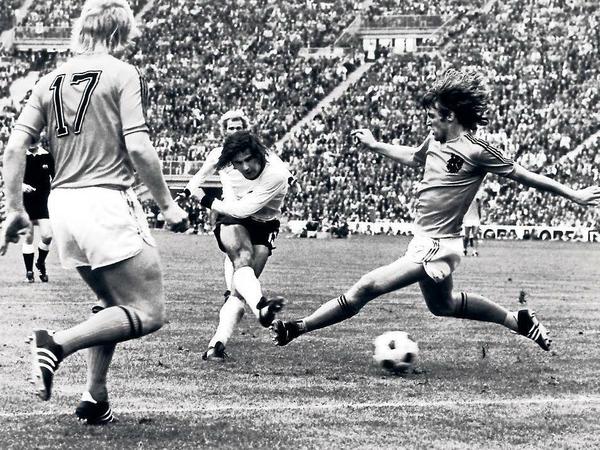 Der Bomber der Nation, Gerd Müller, trifft zum 2:1 gegen die Niederlande im WM-Finale 1974.