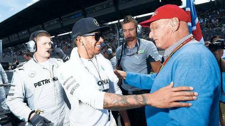 Wie Vater und Sohn. Niki Lauda (rechts) holte Lewis Hamilton zu Mercedes und pflegt seither eine äußerst innige Beziehung zum Briten. 