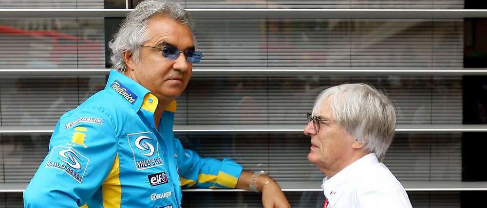 Gaukler und Gauner. Flavio Briatore (links) und Bernie Ecclestone stehen sich schon seit Jahrzehnten nahe. Unser Bild zeigt die beiden prägenden Figuren der Formel 1 im Jahr 2006 am Rande des Rennens in Monte Carlo.