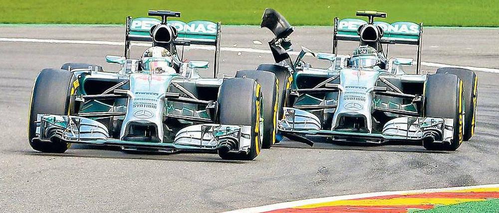 Kein Platz für zwei. Nico Rosberg (r.) berührt mit seinem Frontflügel den Hinterreifen von Lewis Hamilton – der Brite fiel dadurch aussichtslos zurück. 