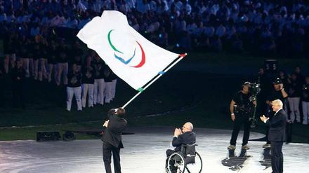 Rauschendes Fest. Sir Philip Craven bei der Abschlussfeier der Paralympischen Spiele 2012 in London. Der ehemalige britische Rollstuhl-Basketballer ist seit 2001 Chef des IPC.