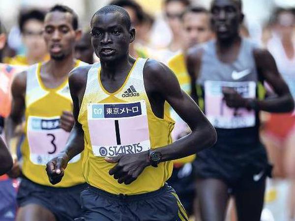 Lässt sich kaum aufhalten. Am Sonntag geht Dennis Kimetto, hier beim Tokio-Marathon 2013, in Berlin als Favorit an den Start. Doch ein Landsmann und ein Äthiopier könnten sich an seine Fersen heften.