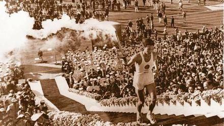 Symbolfigur. Yoshinori Sakai entzündete am Am 10. Oktober 1964 das olympische Feuer. Er war am Tag des Atombombenabwurfes in Hiroshima geboren worden. 