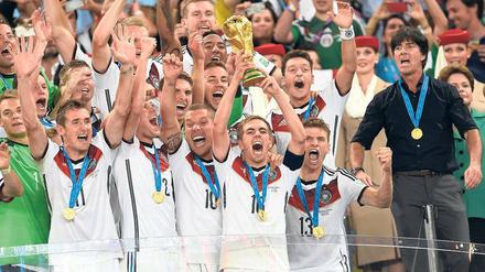 Wir waren ein Team. Von den Spielern, die im Juli das WM-Finale gewonnen haben, werden Bundestrainer Löw in Polen einige fehlen. Allen voran Philipp Lahm (mit Pokal).