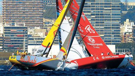 Im Einheitsboot um die Welt. Das favorisierte Team Abu Dhabi Ocean Racing (l.) und das Dongfeng Race Team aus China proben vor Alicante für das Rennen auf hoher See.