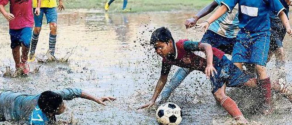 Schlammdog Millionär. Die Plätze mögen nicht ideal sein, aber Kalkuttas Kinder eifern den Fußballstars nach.
