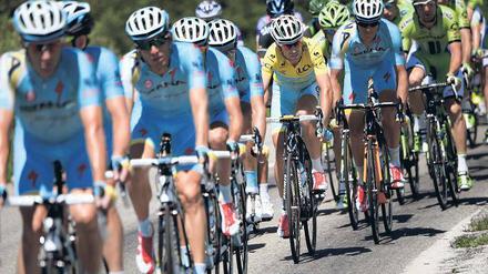 Blaues Wunder. Im Juli dominierte Astana um den Italiener Vincenzo Nibali (in Gelb) die Tour de France. Nun droht der Erfolgsgeschichte ein jähes Ende.