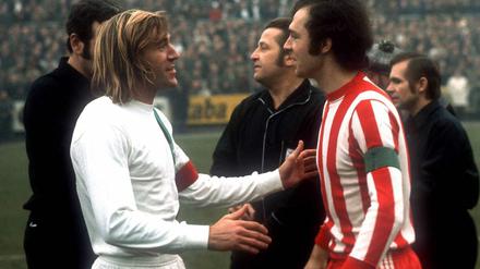 Auf Augenhöhe in den 70ern: Gladbachs Günter Netzer und Bayerns Franz Beckenbauer vor einem Bundesligaspiel 1972.
