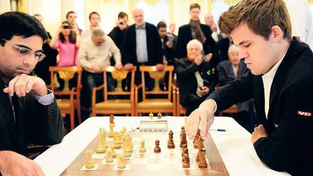 Läufer im Kopf. Bereits vergangenes Jahr traten Viswanathan Anand (links) und Magnus Carlsen bei der Schach-WM gegeneinander an. In diesem Jahr scheint der Inder besser vorbereitet.